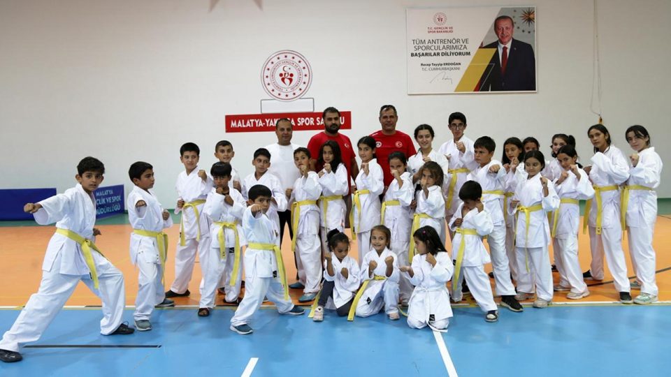 Malatya’da konteyner kentte kalan çocuklara karate kıyafeti desteği